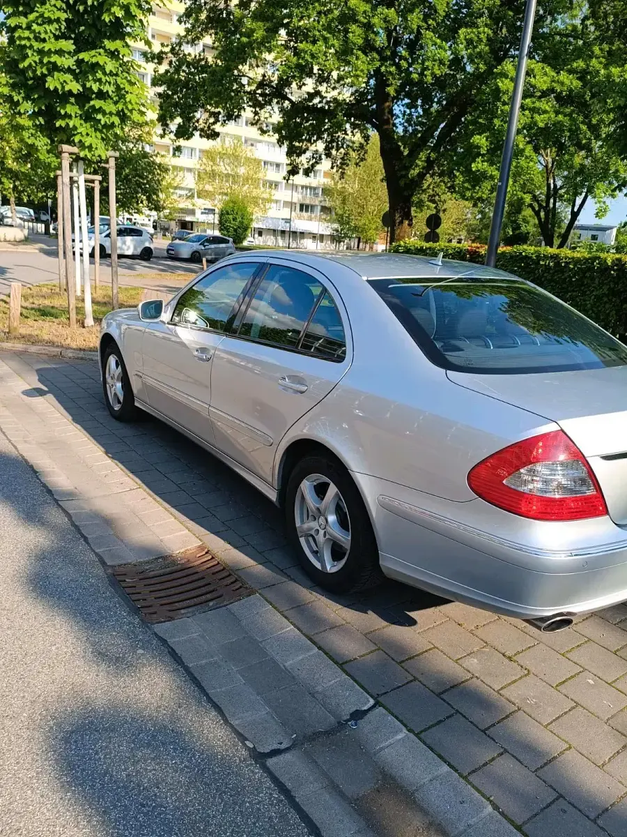 Używany Mercedes E320 224 KM (164 kW) 2008 Srebrny Sedan/Limuzyna