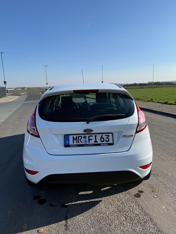 Gebraucht Ford Fiesta 95 PS (69 kW) 2013 Weiß Kleinwagen