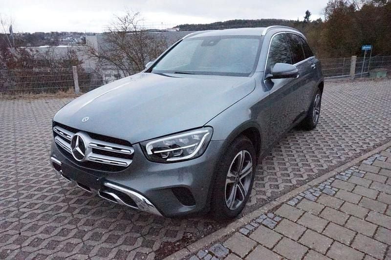 Grau Gebraucht 2021 Mercedes GLC300 SUV | 38.900 € (Guter Preis) - Bild 1/4