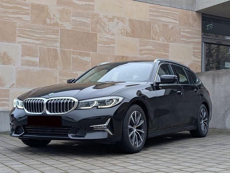 Schwarz Gebraucht 2022 BMW 320 Luxury Line Kombi | 21.450 € (Fairer Preis) - Bild 1/4