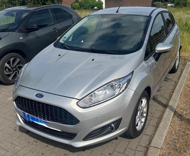 Gebraucht Ford Fiesta Celebration 82 PS (60 kW) 2016 Silber Kleinwagen