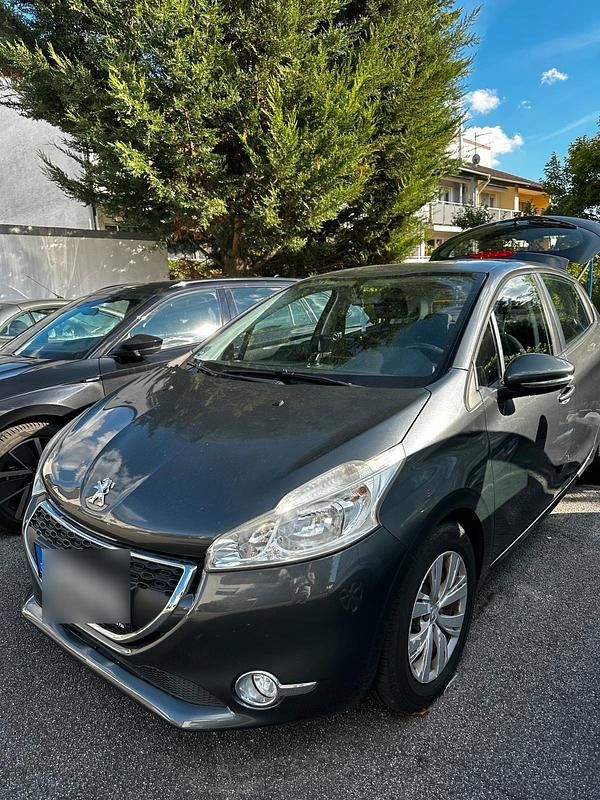 Grau Gebraucht 2014 Peugeot 208 Active Kleinwagen | 6.499 € (Fairer Preis) - Bild 1/4