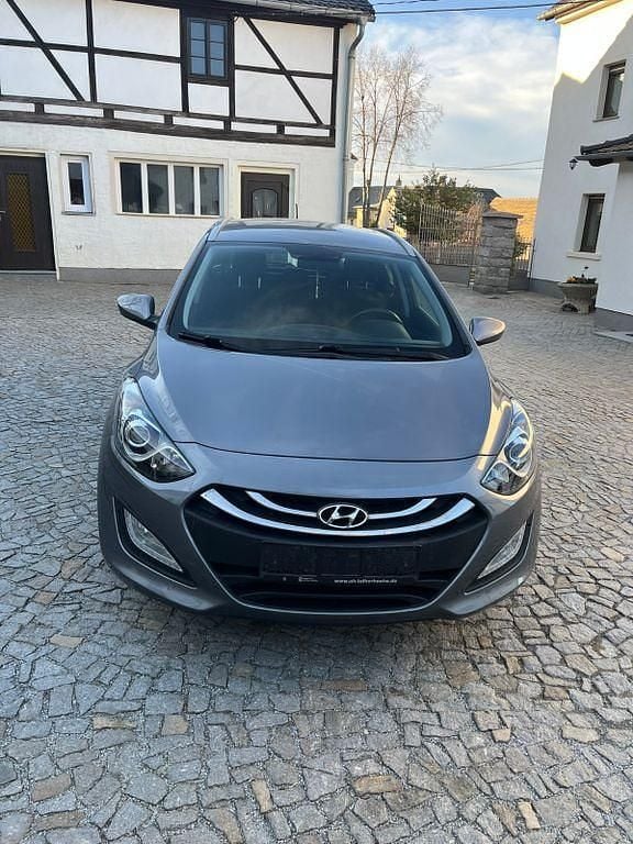 Gebraucht Hyundai i30 Classic 99 PS (72 kW) 2012 Grau Kombi