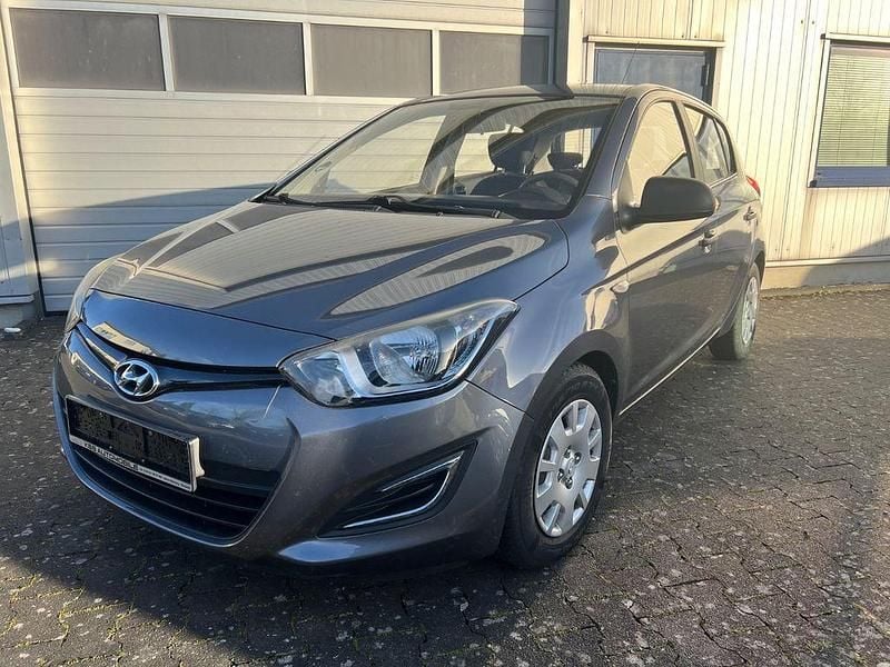 Grau Gebraucht 2014 Hyundai i20 Edition Limousine | 3.900 € (Guter Preis) - Bild 1/4
