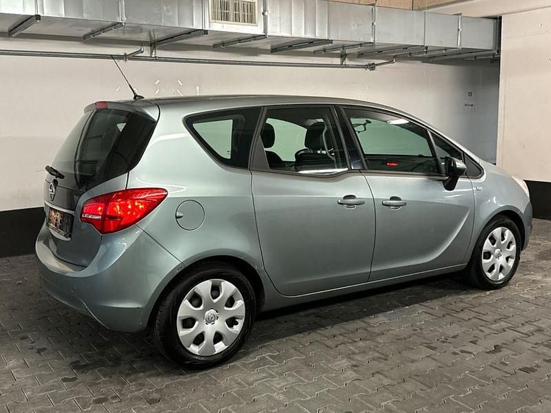 Gebraucht Opel Meriva Edition 101 PS (74 kW) 2013 Silber Van / Kleinbus