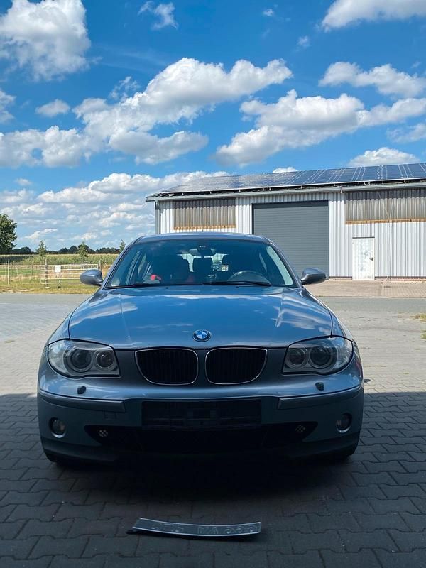 Grau Gebraucht 2007 BMW 118 Kleinwagen | 2.800 € - Bild 1/4
