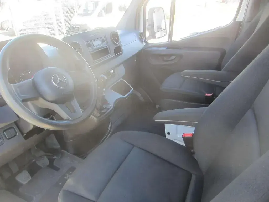 Używany Mercedes Sprinter 143 KM (105 kW) 2021 Biały Van