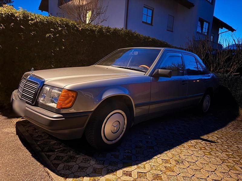 Gebraucht Mercedes E230 132 PS (97 kW) 1987 Grau Limousine