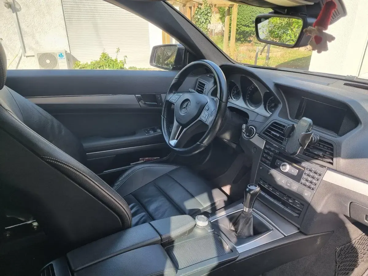 Second-hand Mercedes E200 184 CP (135 kW) 2011 Negru Cabrio