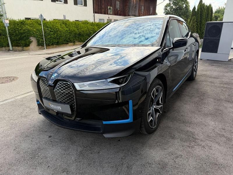 Black sapphire metallic Gebraucht 2024 BMW iX Sport Line SUV | 61.900 € (Teuer) - Bild 1/4
