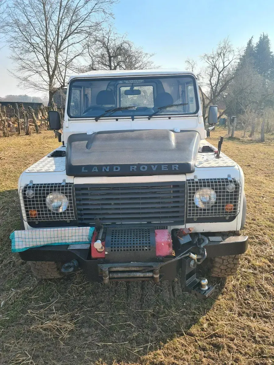Gebraucht Land Rover Defender 122 PS (89 kW) 2010 Weiß Pickup