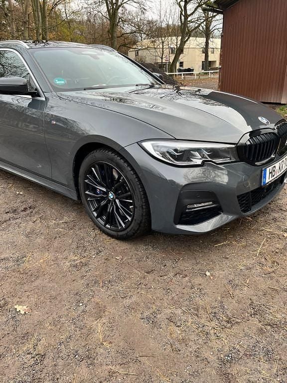 Grau Gebraucht 2019 BMW 330 M Sport Kombi | 29.999 € (Guter Preis) - Bild 1/4