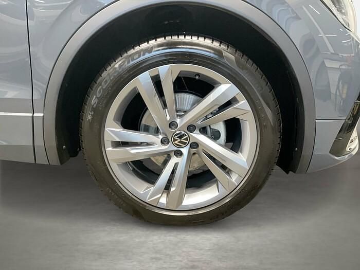 Gebraucht VW Tiguan R-line 150 PS (110 kW) 2023 Delfingrau (metallic) SUV