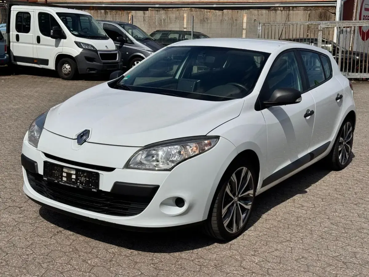 Gebraucht Renault Mégane Authentique 101 PS (74 kW) 2012 Weiß Limousine