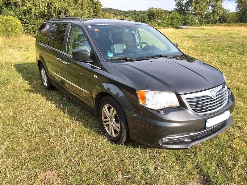 Grau Gebraucht 2011 Lancia Voyager Van / Kleinbus | 8.500 € (Guter Preis) - Bild 1/4