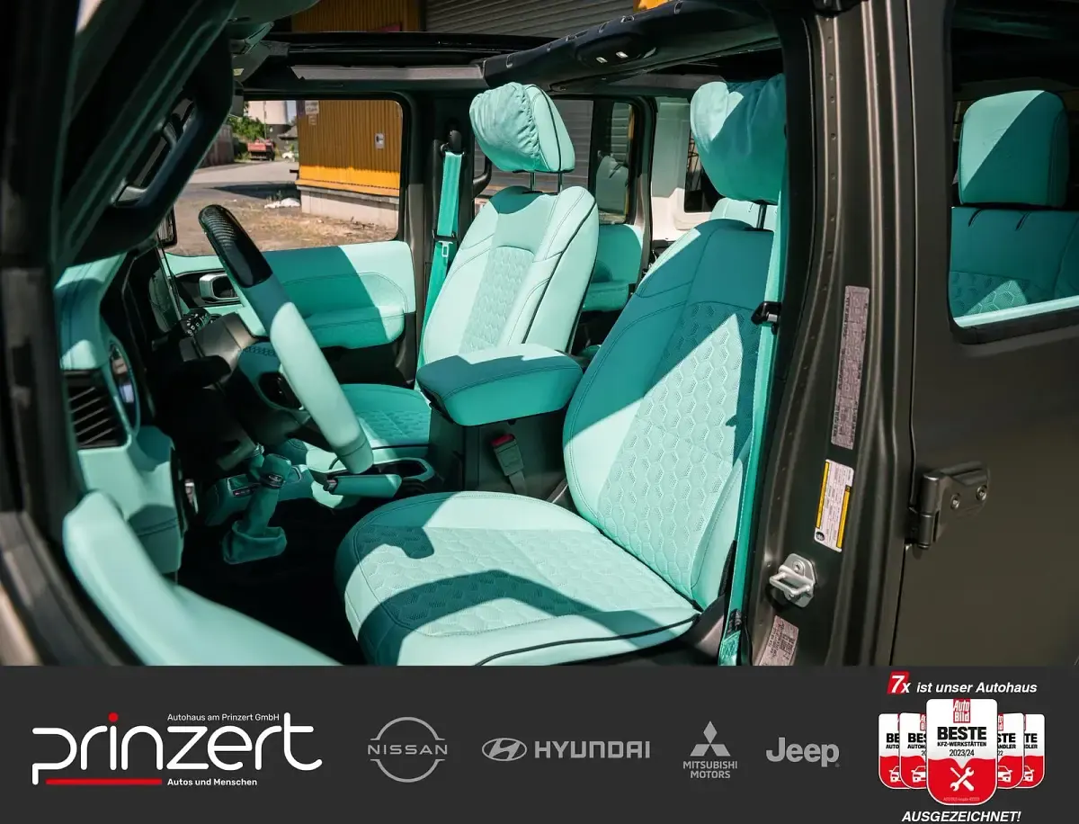 Neu Jeep Wrangler Sahara 272 PS (200 kW) 2025 Firecracker red SUV