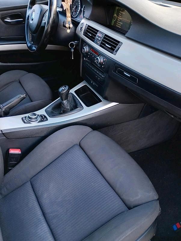 Gebraucht BMW 320 184 PS (135 kW) 2011 Grau Kombi