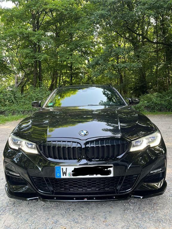 Schwarz Gebraucht 2019 BMW 320 M Sport Kombi | 27.000 € (Fairer Preis) - Bild 1/4