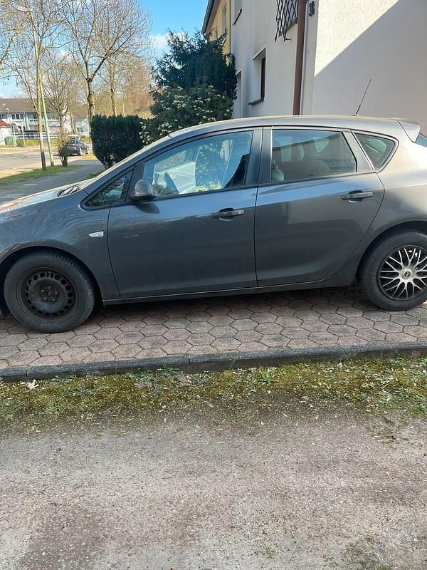 Gebraucht Opel Astra 131 PS (96 kW) 2012 Grau Limousine