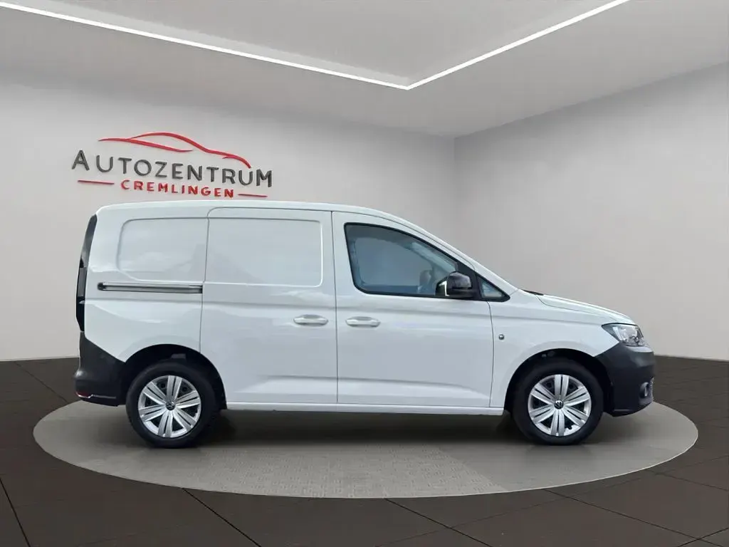 Second-hand VW Caddy 102 CP (75 kW) 2023 Alb Monovolum