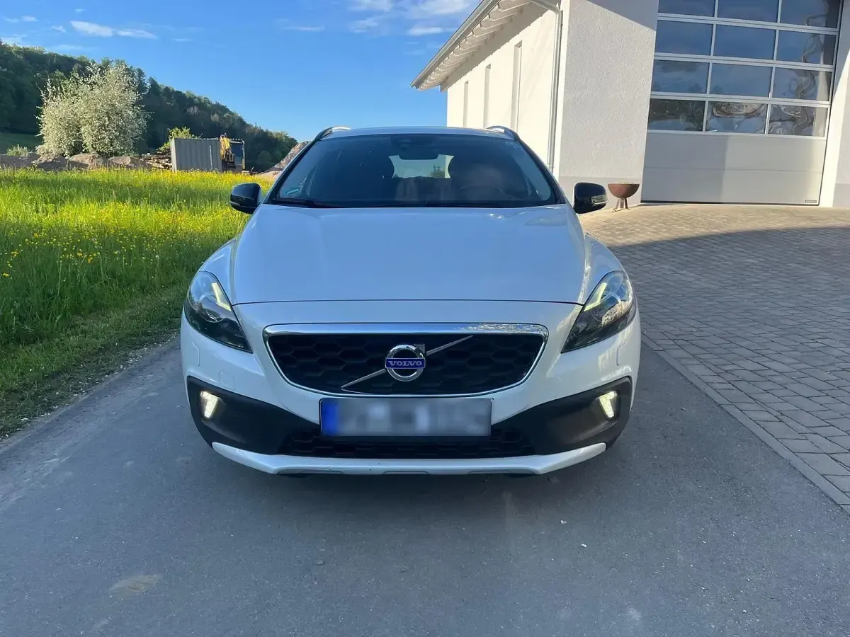 Gebraucht Volvo V40 150 PS (110 kW) 2015 Weiß Limousine