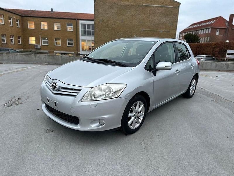 Gebraucht Toyota Auris Life 132 PS (97 kW) 2012 Silber Limousine