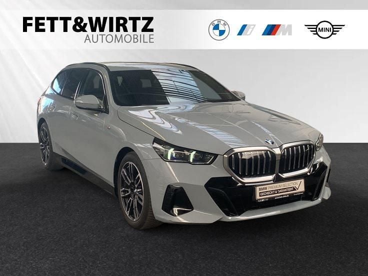 Brooklyn grau metallic Gebraucht 2024 BMW 520 M Sport Kombi | 49.900 € (Fairer Preis) - Bild 1/3