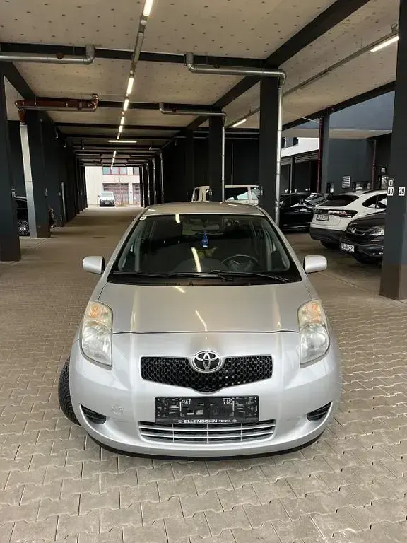 Gebraucht Toyota Yaris Basis 69 PS (50 kW) 2006 Silber Limousine