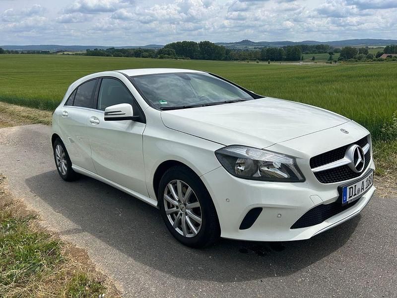 Weiß Gebraucht 2017 Mercedes A200 Limousine | 16.990 € (Etwas zu teuer) - Bild 1/4