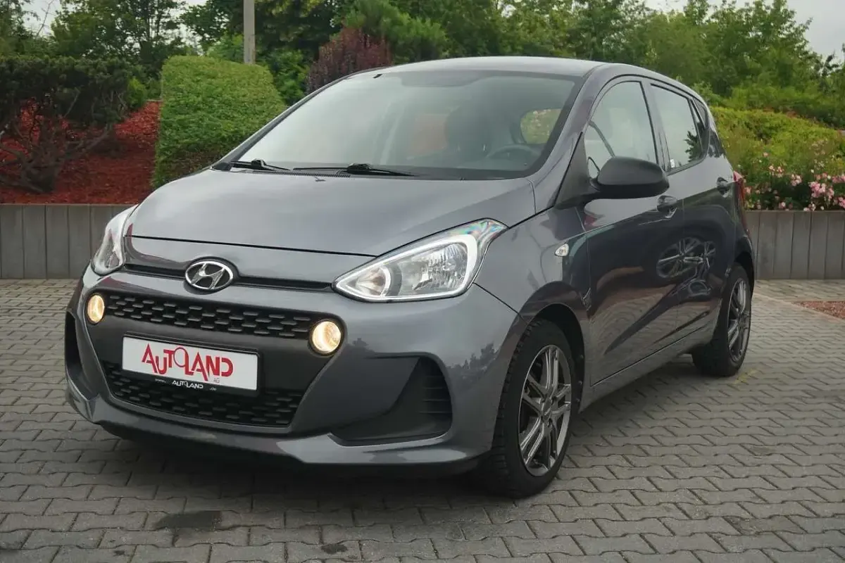 Gebraucht Hyundai i10 Basis 67 PS (49 kW) 2017 Stardust metallic Kleinwagen