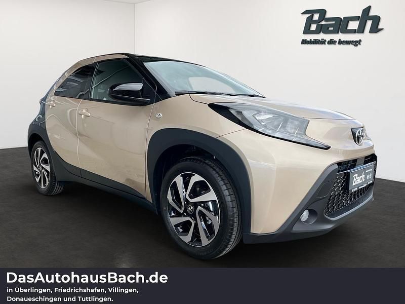 Ginger beige / schwarz Neu 2025 Toyota Aygo Kleinwagen | 20.040 € - Bild 1/3