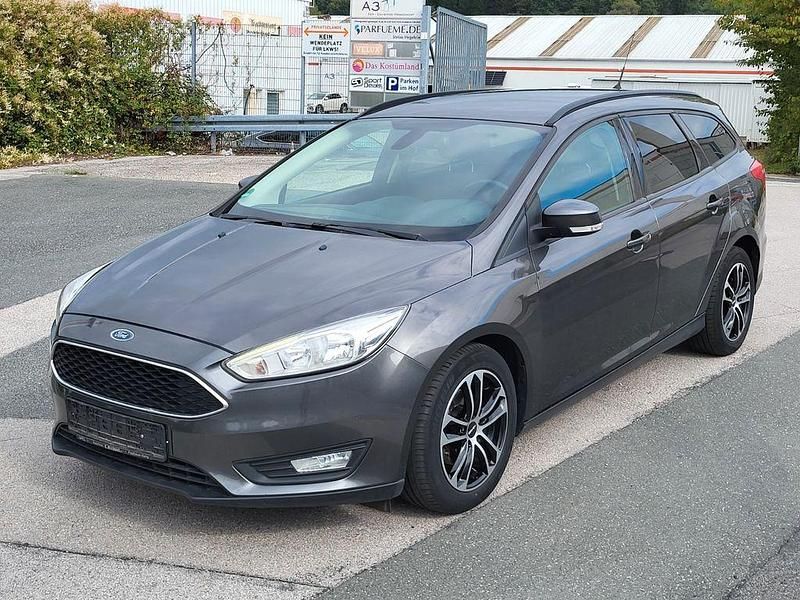 Grau Gebraucht 2016 Ford Focus Business Edition Limousine | 6.990 € (Etwas zu teuer) - Bild 1/4