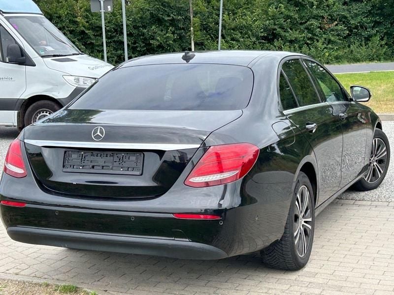 Gebraucht Mercedes E220 194 PS (142 kW) 2018 Schwarz Limousine
