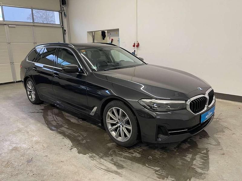 Gebraucht BMW 520 Performance 190 PS (139 kW) 2022 Sophistograu brillanteffekt me Kombi
