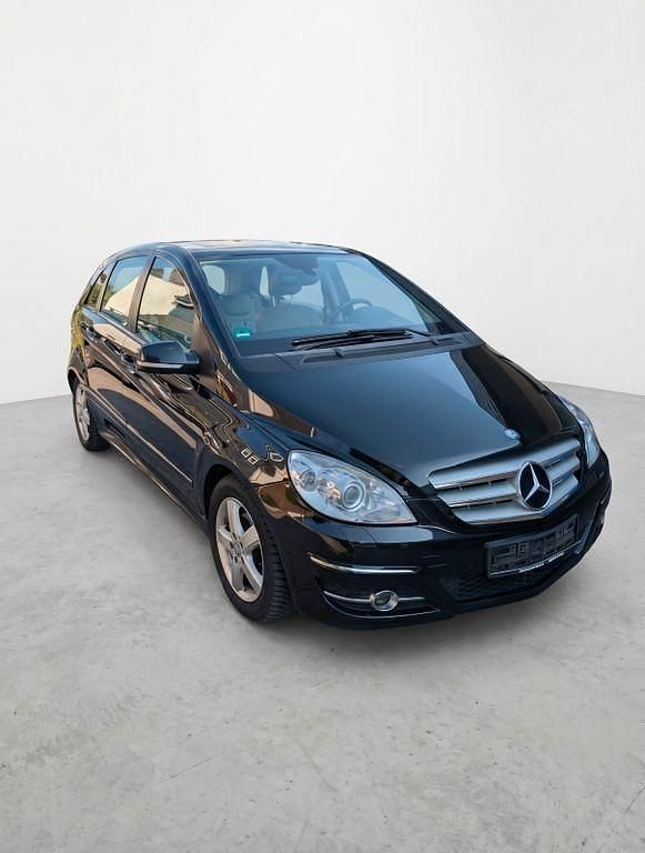 Używany Mercedes B200 140 KM (102 kW) 2010 Czarny Minivan