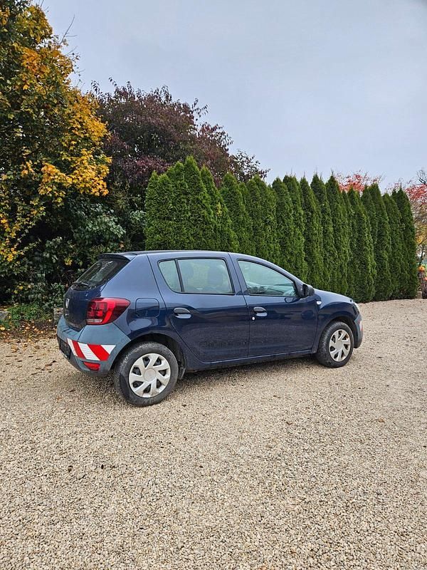 Używany Dacia Sandero Acces 73 KM (53 kW) 2018 Niebieski Hatchback