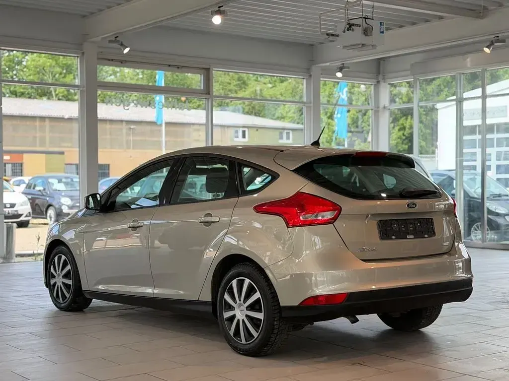 Używany Ford Focus Trend 101 KM (74 kW) 2015 Szary Sedan/Limuzyna