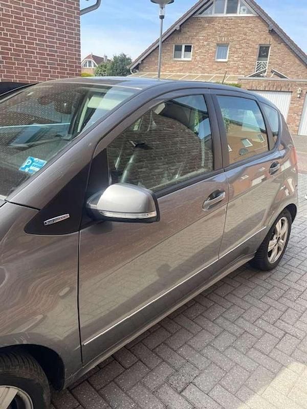 Gebraucht Mercedes A180 116 PS (85 kW) 2011 Grau Limousine