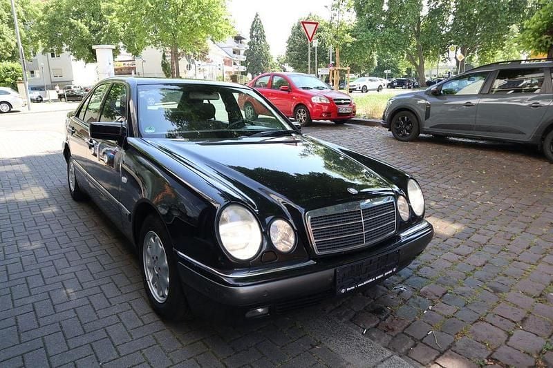 Schwarz Gebraucht 1998 Mercedes E200 Elegance Limousine | 3.500 € (Guter Preis) - Bild 1/4