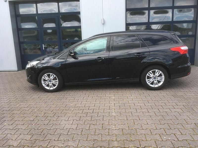 Schwarz Gebraucht 2011 Ford Focus Limousine | 6.900 € (Teuer) - Bild 1/4