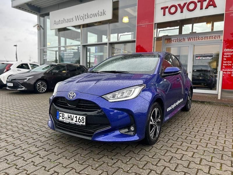 Blau Gebraucht 2024 Toyota Yaris Hybrid Comfort Limousine | 23.490 € (Fairer Preis) - Bild 1/3