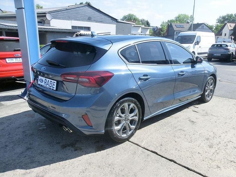 Gebraucht Ford Focus ST-Line X 155 PS (114 kW) 2024 Chroma blau Limousine