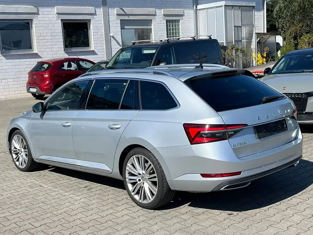Gebraucht Skoda Superb LAURIN & KLEMENT 200 PS (147 kW) 2021 Silber Kombi