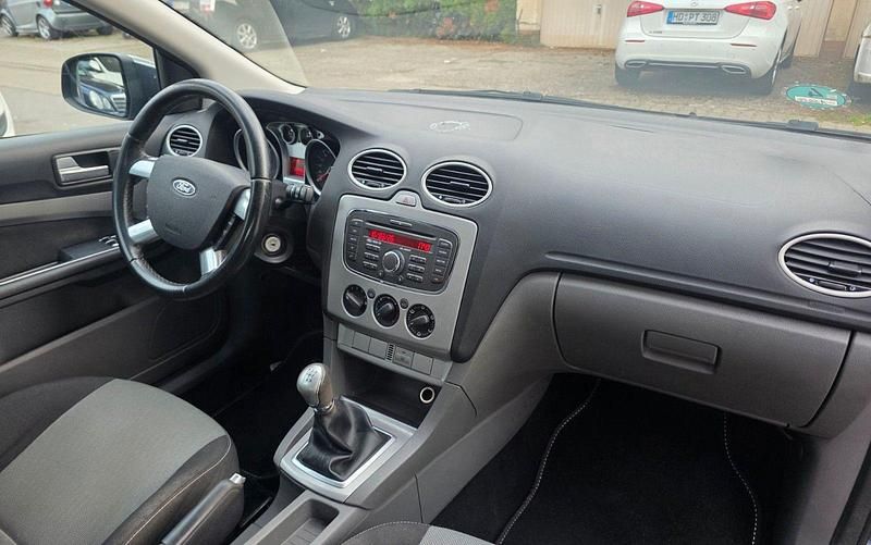 Gebraucht Ford Focus Style 101 PS (74 kW) 2010 Grau Kombi