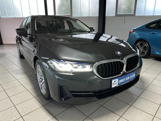 Grau Gebraucht 2023 BMW 520 Limousine | 42.400 € (Fairer Preis) - Bild 1/4