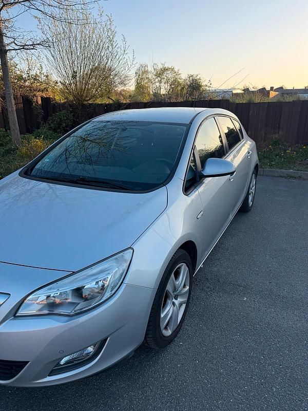 Second-hand Opel Astra 120 CP (88 kW) 2011 Argintiu Berlinǎ