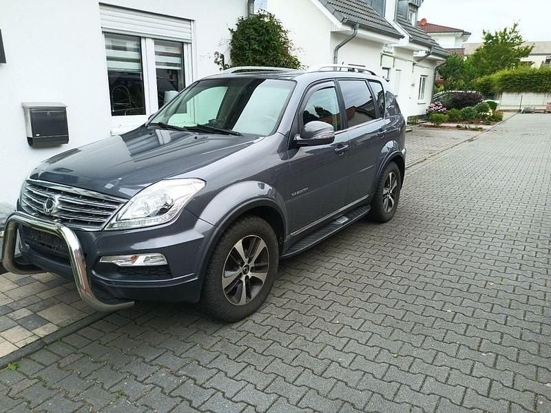 Grau Gebraucht 2015 Ssangyong Rexton Sapphire SUV | 10.500 € (Fairer Preis) - Bild 1/4