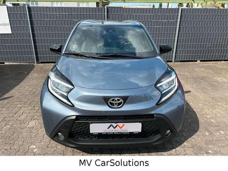 Celestitgrau Gebraucht 2024 Toyota Aygo Active Kleinwagen | 15.900 € (Fairer Preis) - Bild 1/4