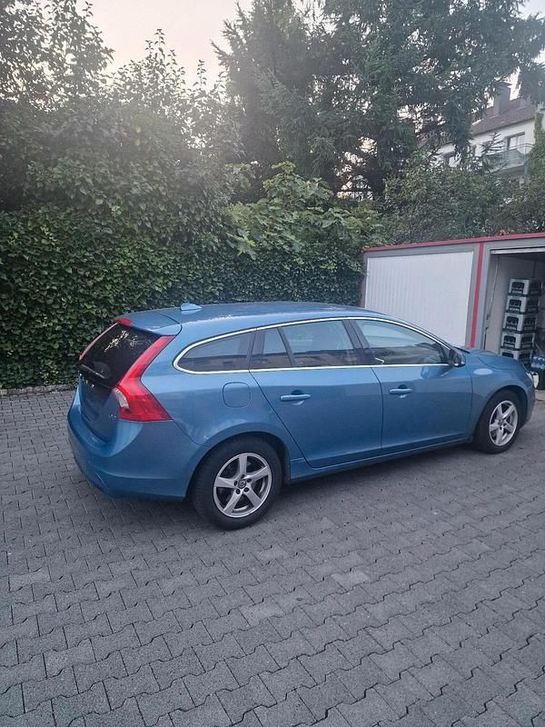Gebraucht Volvo V60 120 PS (88 kW) 2017 Blau Kombi