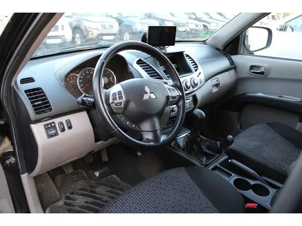 Używany Mitsubishi L200 Intense 178 KM (130 kW) 2013 Czarny Pickup